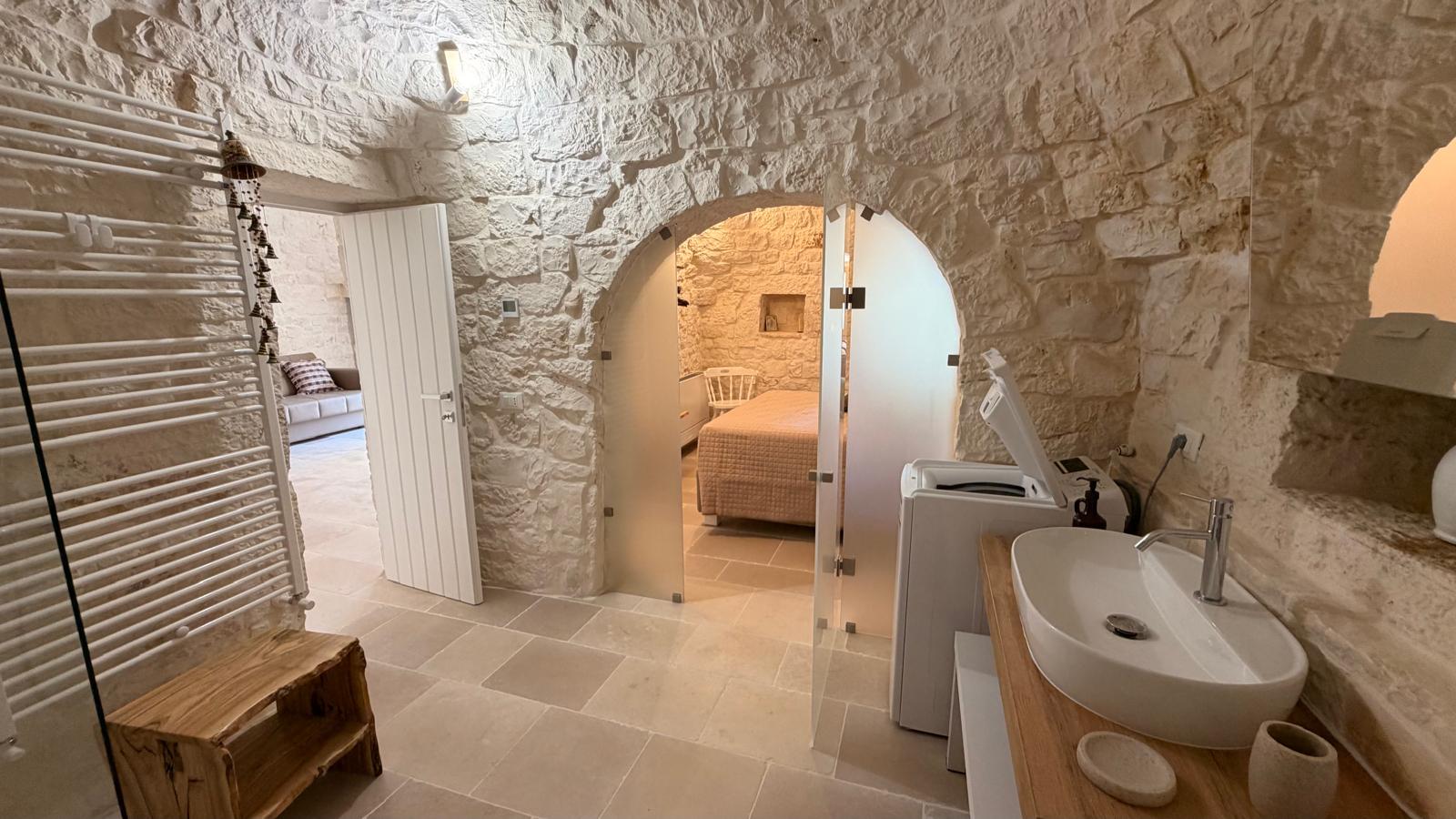 Trulli Comunicanti, Restaurati con Antico Camino, Ulivi Secolari.
